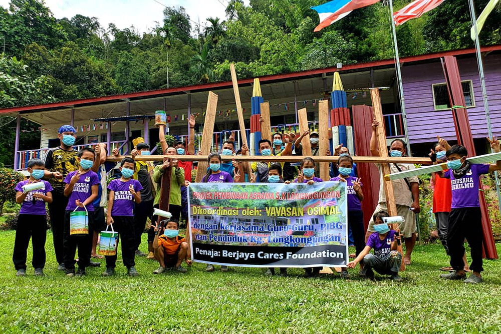Osimal Foundation volunteers with a rural school community